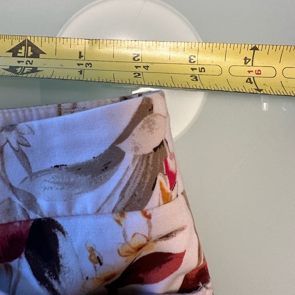 While House Black Market Floral 5” Short ~ Size 2 - Picture 7 of 8